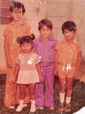 O juiz de Brasília Edilson Chagas na infância, usando roxo, em foto tirada com três dos irmãos (Foto: Edilson Chagas/Arquivo Pessoal)
